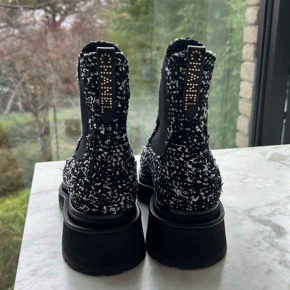 Chanel tweed and patent winter boot - Picture 3 of 5